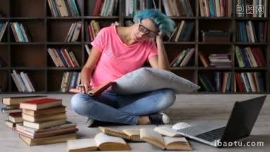 一名女大学生盘腿坐在地板上，手里拿着一本书，疲惫不堪地准备考试